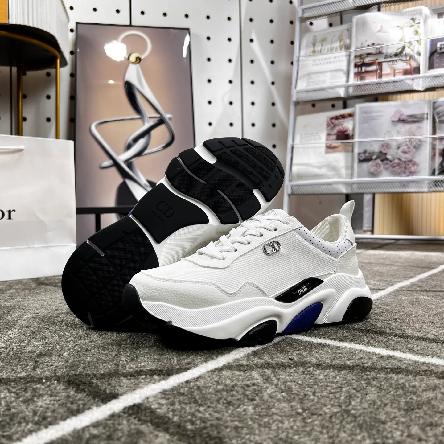 Factory price: 438💰Dior's new casual men's shoes👉 👉 Fashionable and versatile, 💞 simple and elegant style, 🔊 The fabric is made of imported cowhide with mesh, ☑️breathable mesh lining, sheepskin feet, original wear-resistant rubber outsole, exclusive new style, actual shot, three colors available, code number: 38-44, (45 can be customized)